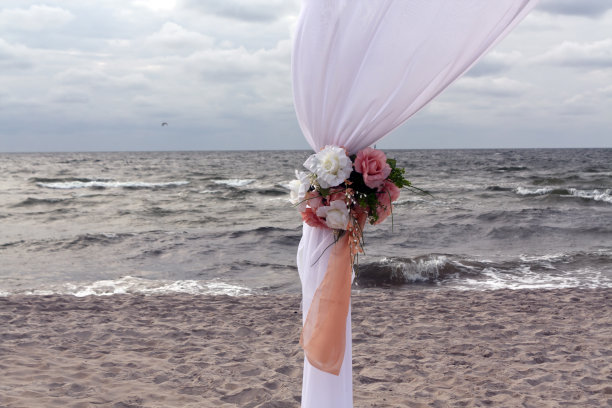 海岸上的婚礼门的一部分图片下载