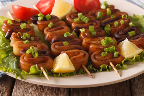 用柠檬宏片串上鱿鱼圈。水平图片下载