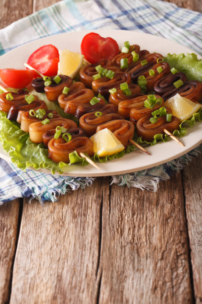 特写:柠檬和蔬菜串上的鱿鱼圈图片下载