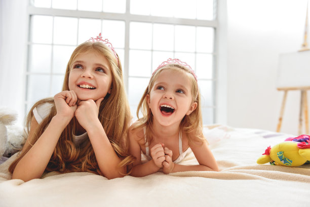 可爱的姐妹在卧室里玩得很开心图片下载