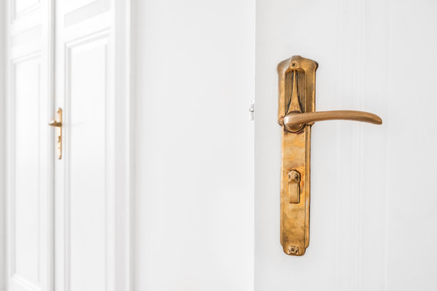 白色门上的旧门把手素材图片