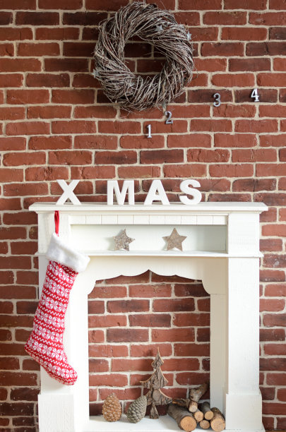 砖墙上装饰的圣诞壁炉图片下载