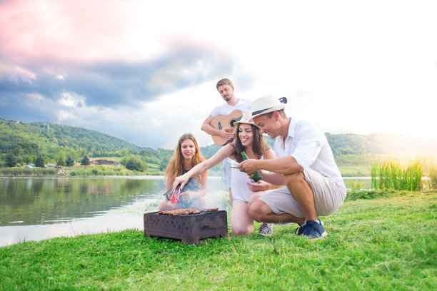自然界中的两对年轻夫妇图片下载