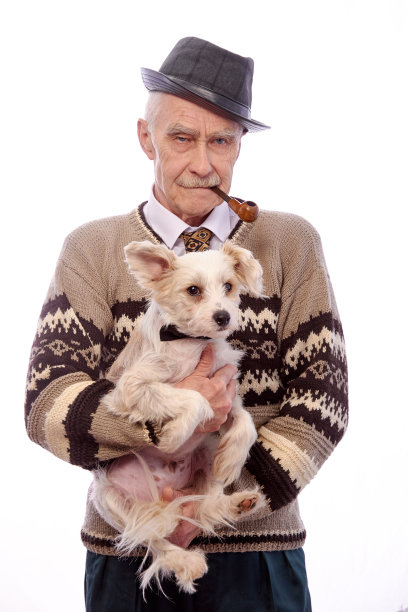 可爱的爷爷和一只狗坐在他的手上。图片下载
