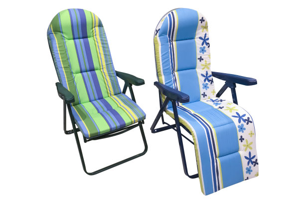 可折叠沙滩椅孤立在白色背景图片下载