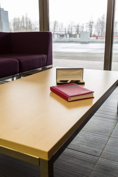 书桌上有硕士论文图片下载