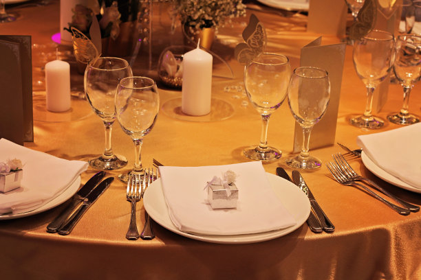 婚礼桌上展示与青睐盒。除夕婚礼。图片下载