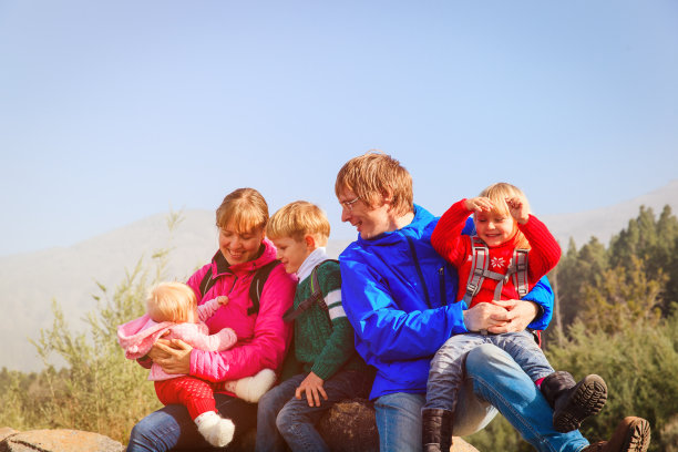 一个年轻的家庭带着三个孩子去爬山图片下载