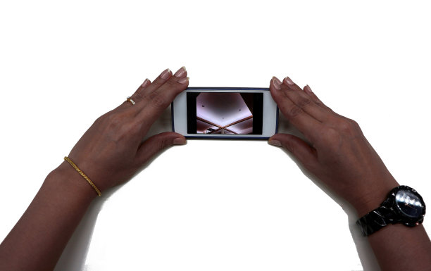 手机在白色背景孤立在手图片下载