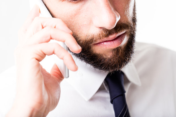 一个商人在电话上讲话的特写图片下载