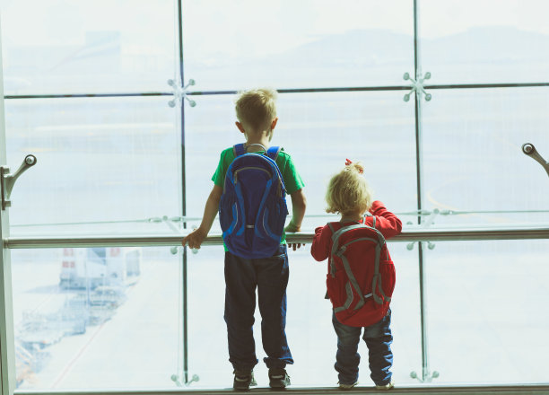 小男孩和女孩在机场看飞机图片下载