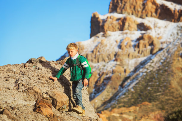 小男孩徒步爬山图片下载