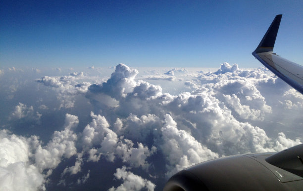 云上的蓝色地平线图片下载