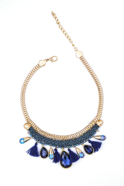 项链与宝石和金链在白色的背景图片下载