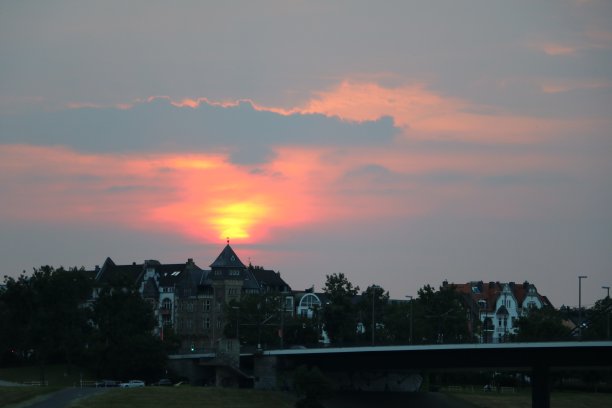 德国莱茵河上杜塞尔多夫的日落图片下载