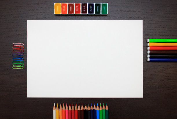 黑色背景上的学校用品图片下载