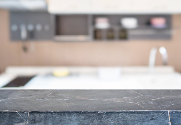 石头桌面和模糊的厨房内部背景。图片下载
