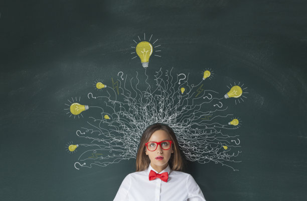 想着女人的灯泡在头上素材图片