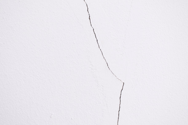 旧的白色混凝土墙开裂图片下载