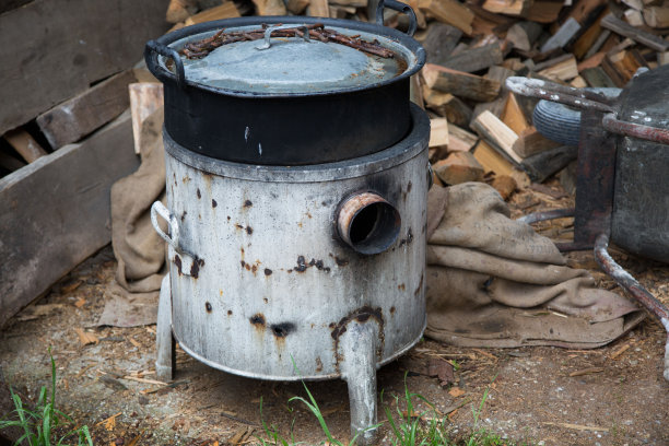 谷仓里的旧火炉图片下载