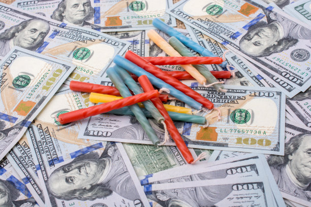 生日蜡烛被放在美钞上图片下载