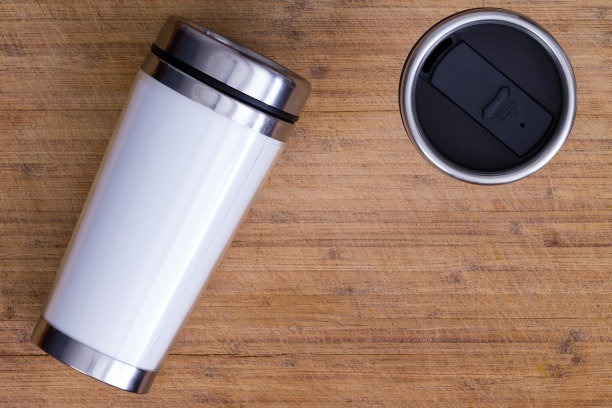 从上到下的视图热水瓶上的木材表面图片下载