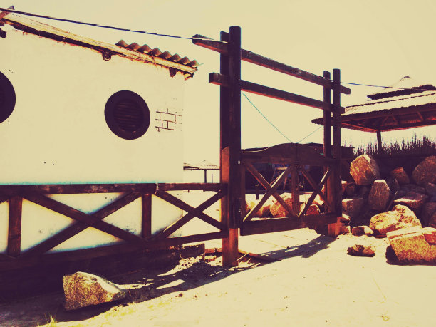 建设和栅栏。图片下载