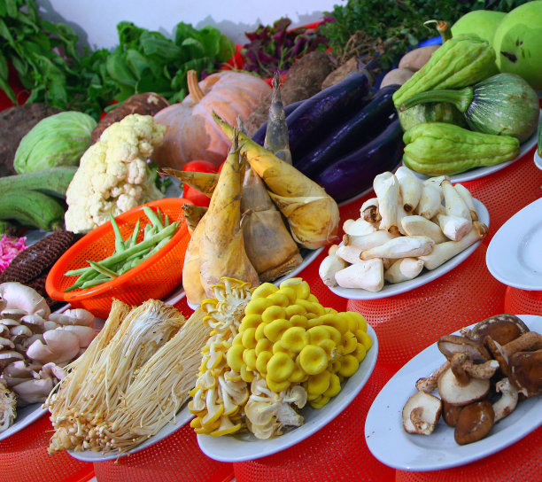 餐桌上有各种新鲜蔬菜和蘑菇图片下载