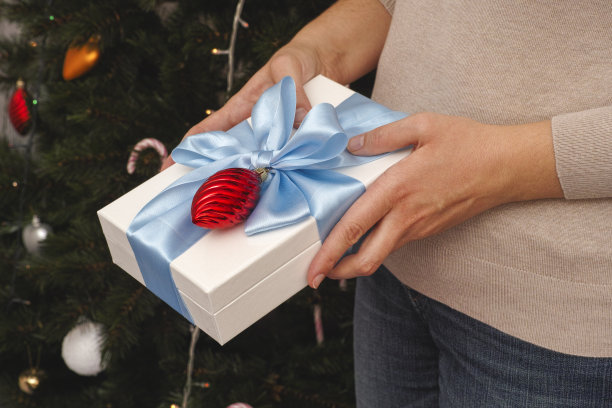 手里拿着圣诞礼物的女人图片下载