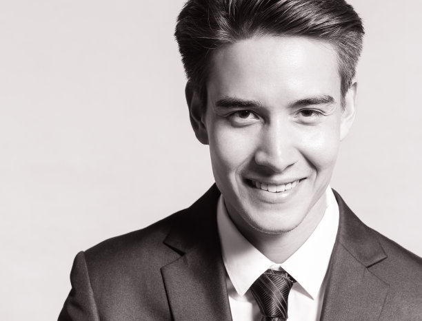 快乐年轻商人的肖像图片下载