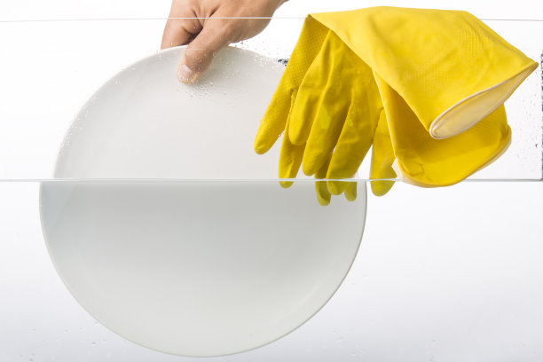 将盘子沉入水中图片下载