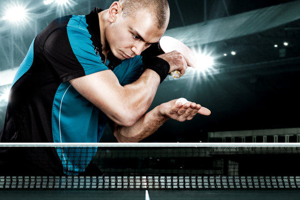 年轻的网球运动员在黑色背景上比赛图片下载