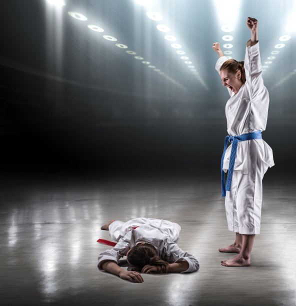 性感的女孩在和服空手道庆祝胜利图片下载