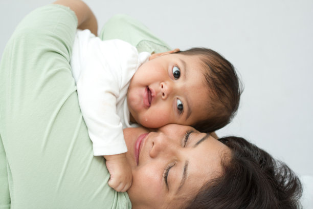 女婴躺在母亲身上图片下载