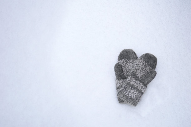 雪地上的灰色羊毛手套图片下载