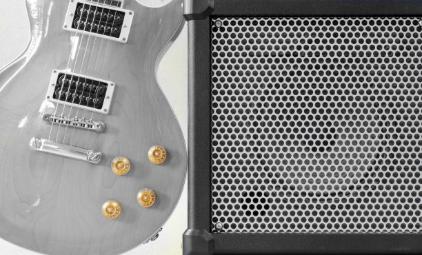 电吉他和放大器隔离在浅棕色图片下载