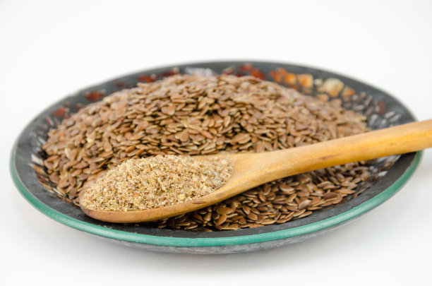 磨碎的亚麻和亚麻在勺子里图片下载