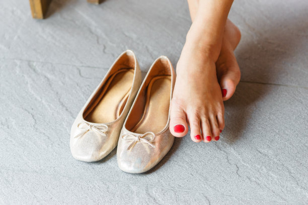 近距离的女性腿与鞋图片下载