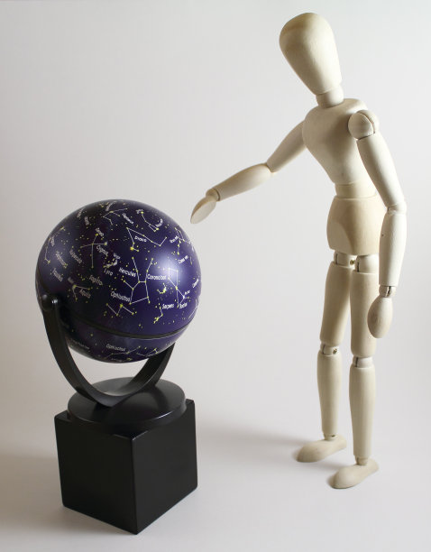 模特指着地球仪图片下载