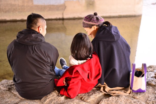 日本家庭在京都加茂河边用手机拍照图片下载