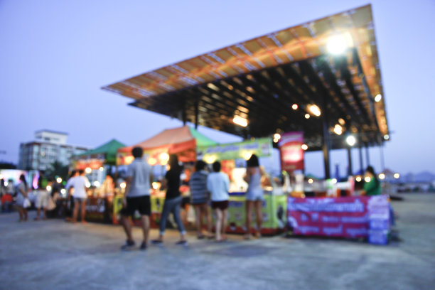 库存照片:模糊的背景从夜间步行街道。图片下载