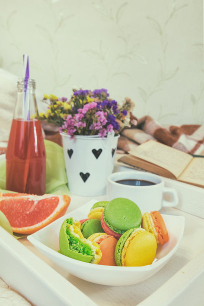 在床上吃早餐，喝热咖啡，吃杏仁饼干。图片下载