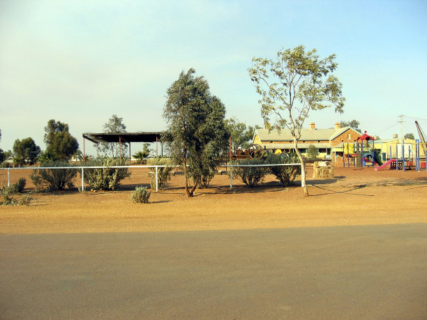 内陆沙漠学校图片下载