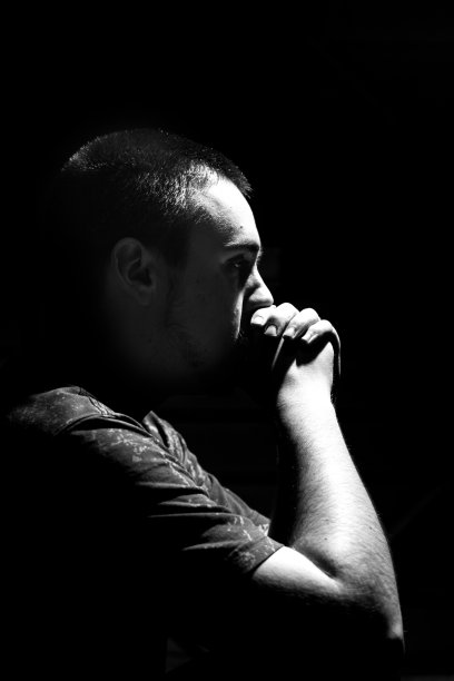 年轻男人沉思并将手放在嘴上素材图片