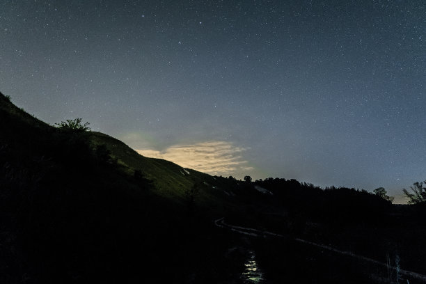 白垩丘陵上的星夜图片下载