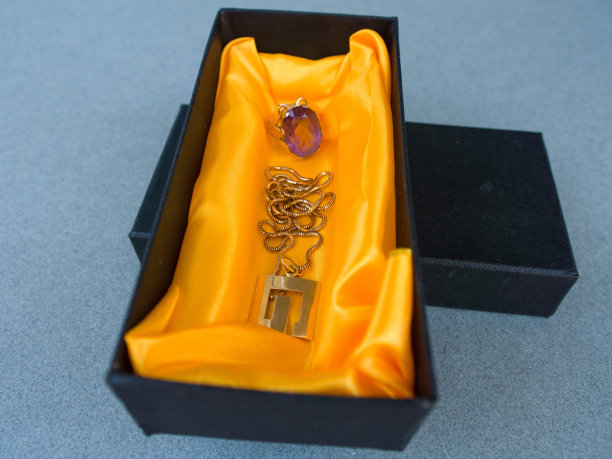 盒子里的珠宝图片下载