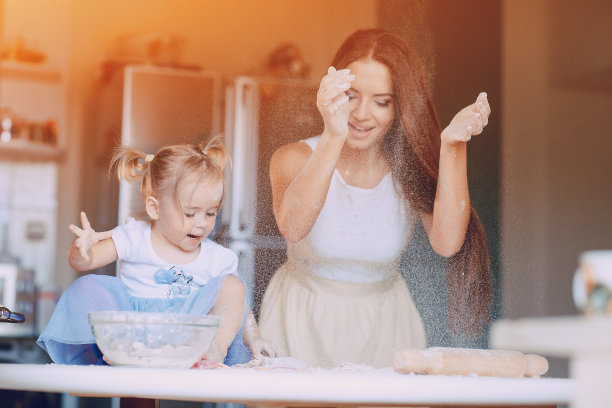 母亲和女儿在厨房里图片下载