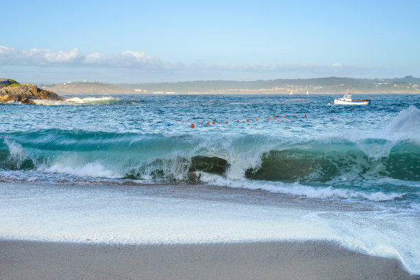 在海上冲浪图片下载