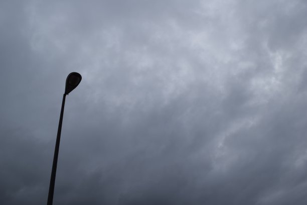 街灯映衬着乌云图片下载