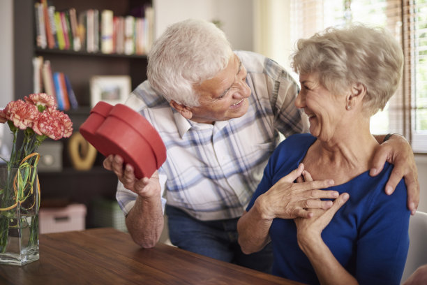 年长的丈夫正在给妻子送礼物图片下载